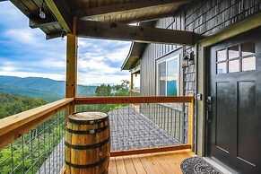 Gorgeous Gatlinburg Cabin: Large Deck & Hot Tub!