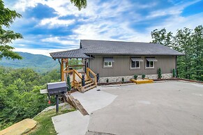 Gorgeous Gatlinburg Cabin: Large Deck & Hot Tub!