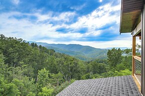 Gorgeous Gatlinburg Cabin: Large Deck & Hot Tub!