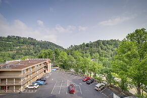 Stylish Gatlinburg Condo w/ Pool: Walk Downtown!