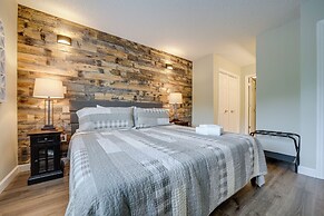 Stylish Gatlinburg Condo w/ Pool: Walk Downtown!