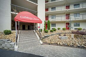 Stylish Gatlinburg Condo w/ Pool: Walk Downtown!