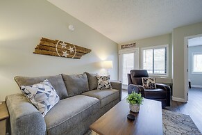 Stylish Gatlinburg Condo w/ Pool: Walk Downtown!
