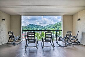Stylish Gatlinburg Condo w/ Pool: Walk Downtown!