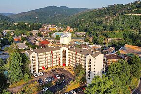 Stylish Gatlinburg Condo w/ Pool: Walk Downtown!