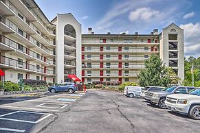 Stylish Gatlinburg Condo w/ Pool: Walk Downtown!