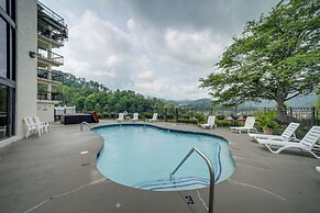 Stylish Gatlinburg Condo w/ Pool: Walk Downtown!