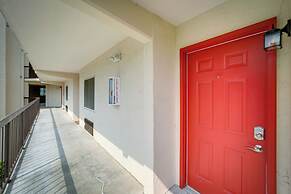 Stylish Gatlinburg Condo w/ Pool: Walk Downtown!