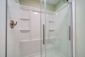 Stylish Gatlinburg Condo w/ Pool: Walk Downtown!