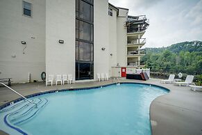 Stylish Gatlinburg Condo w/ Pool: Walk Downtown!