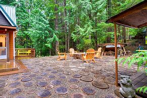 Adorable A-frame Cabin, Steps to Lake Cushman!