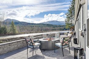 Riverfront Home w/ Deck, Near Mount Rainier!