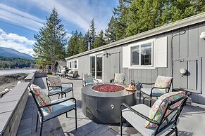 Riverfront Home w/ Deck, Near Mount Rainier!