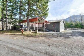 Riverfront Home w/ Deck, Near Mount Rainier!