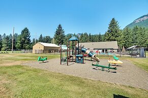 Riverfront Home w/ Deck, Near Mount Rainier!