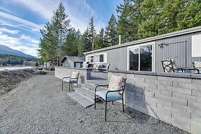 Riverfront Home w/ Deck, Near Mount Rainier!
