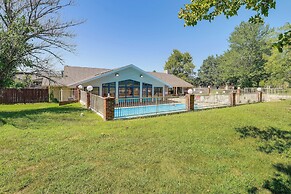 Inviting Branson Condo w/ Community Pool + Hot Tub