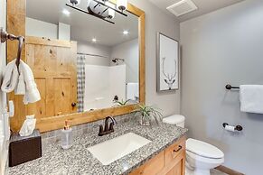 Suncadia Resort Condo w/ Seasonal Pool Access!