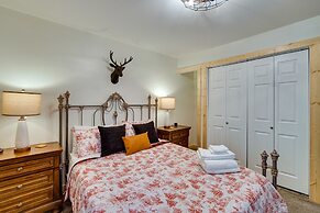 Unwind in Cle Elum: Hot Tub & Cozy Fireplace!