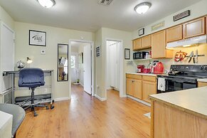 Austin Condo w/ Pool Access: 5 Mi to Downtown!