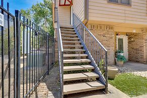 Austin Condo w/ Pool Access: 5 Mi to Downtown!