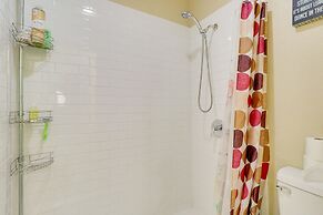 Austin Condo w/ Pool Access: 5 Mi to Downtown!