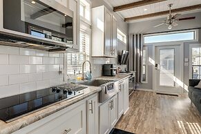 Austin Tiny Home: Fireplace, Shared Pool & Hot Tub