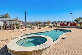 Austin Tiny Home: Fireplace, Shared Pool & Hot Tub