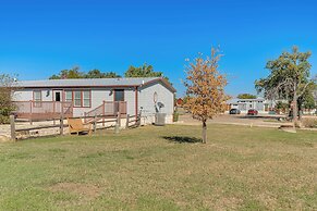 Austin Tiny Home: Fireplace, Shared Pool & Hot Tub