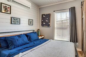 Austin Tiny Home: Fireplace, Shared Pool & Hot Tub