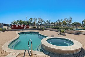 Austin Tiny Home: Fireplace, Shared Pool & Hot Tub