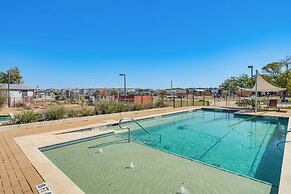 Austin Tiny Home: Fireplace, Shared Pool & Hot Tub