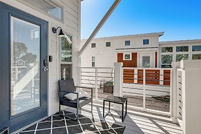 Austin Tiny Home: Fireplace, Shared Pool & Hot Tub