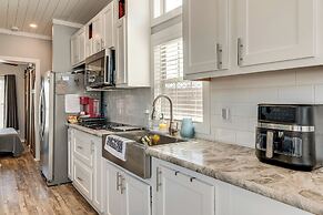 Austin Tiny Home: Fireplace, Shared Pool & Hot Tub