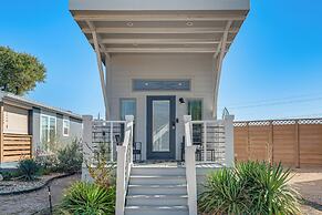 Austin Tiny Home: Fireplace, Shared Pool & Hot Tub
