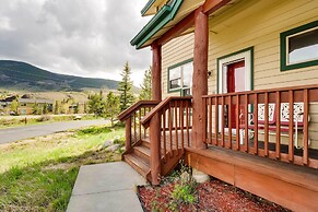 Stunning Dillon Townhome w/ Mtn Views + Fireplace!