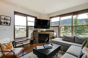 Stunning Dillon Townhome w/ Mtn Views + Fireplace!