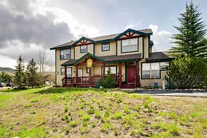 Stunning Dillon Townhome w/ Mtn Views + Fireplace!