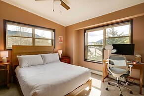 Mtn Views & Fireplace: Stunning Dillon Townhome!