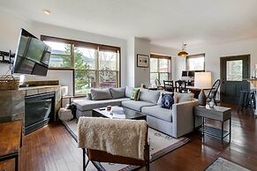 Stunning Dillon Townhome w/ Mtn Views + Fireplace!