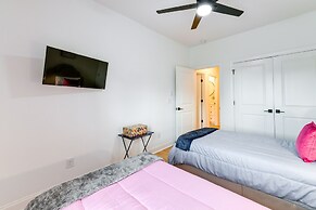 Charlotte Getaway w/ Yard - 3 Mi to Uptown!