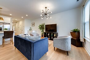 Charlotte Getaway w/ Yard - 3 Mi to Uptown!