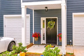 Charlotte Getaway w/ Yard - 3 Mi to Uptown!