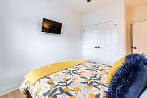 Charlotte Getaway w/ Yard - 3 Mi to Uptown!