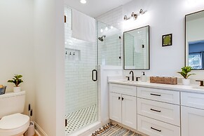 Charlotte Getaway w/ Yard - 3 Mi to Uptown!