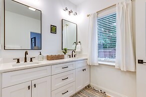 Charlotte Getaway w/ Yard - 3 Mi to Uptown!