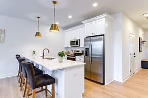 Charlotte Getaway w/ Yard - 3 Mi to Uptown!