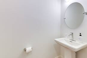 Charlotte Getaway w/ Yard - 3 Mi to Uptown!