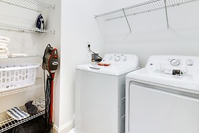 Charlotte Getaway w/ Yard - 3 Mi to Uptown!