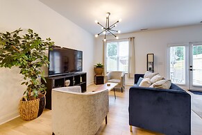 Charlotte Getaway w/ Yard - 3 Mi to Uptown!